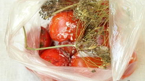 малосольные помидоры в пакете