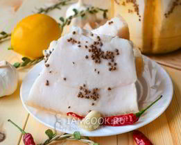 Сало в рассоле в банке