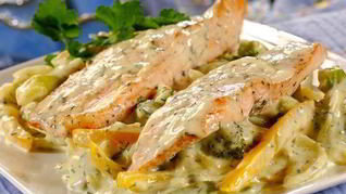 Сливочная форель с брокколи и болгарским перцем