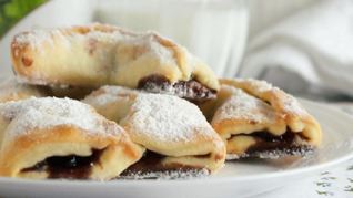 Кифлики с вишневым вареньем