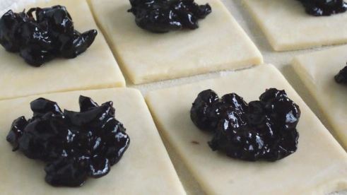 кифлики с вишневым вареньем