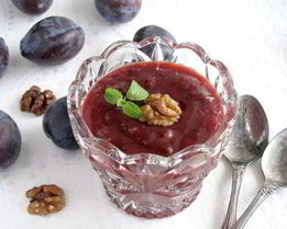 Сливовое варенье с бананами и орехами