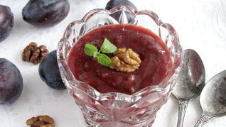 Сливовое варенье с бананами и орехами