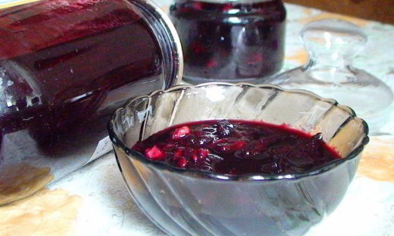 Рецепт варенья из слив с орехами, имбирем и корицей