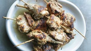 Ароматный маринованный кролик с мятой