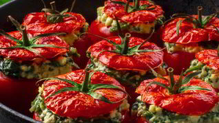 Ароматные помидоры с зеленью и сыром