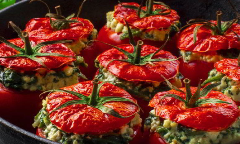 Рецепт ароматных помидоров с зеленью и сыром