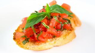 Брускетта с помидорами и базиликом