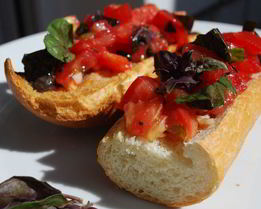 Брускетта с помидорами