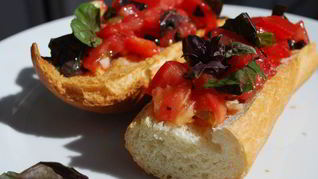 Брускетта с помидорами