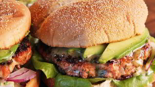 Бургер с говядиной и заправкой из натурального йогурта