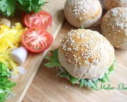 Бургер с креветками и голубым сыром