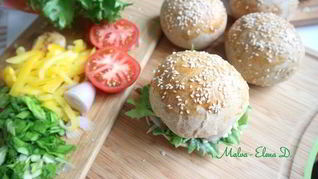 Бургер с креветками и голубым сыром