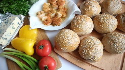 бургер с креветками и голубым сыром