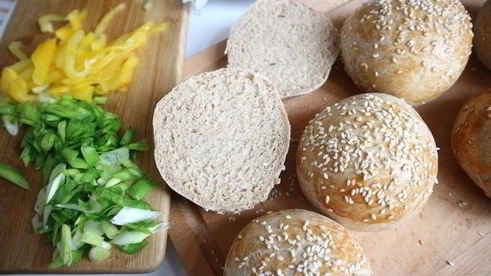 бургер с креветками и голубым сыром