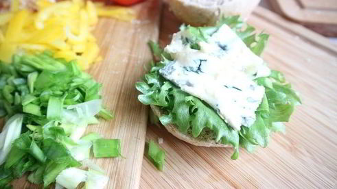 бургер с креветками и голубым сыром