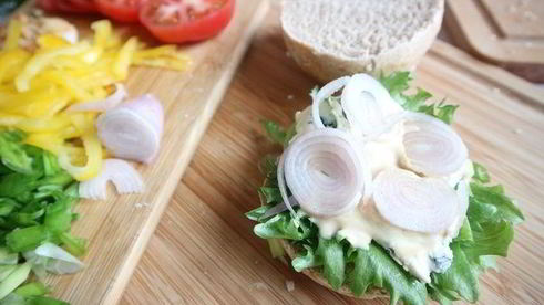 бургер с креветками и голубым сыром