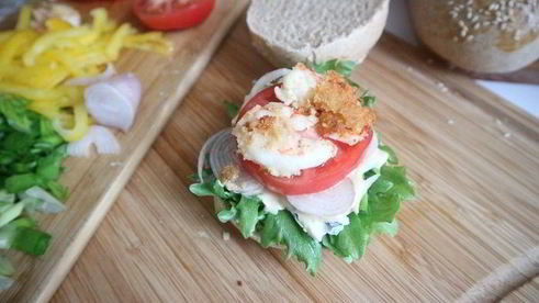 бургер с креветками и голубым сыром