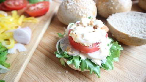 бургер с креветками и голубым сыром