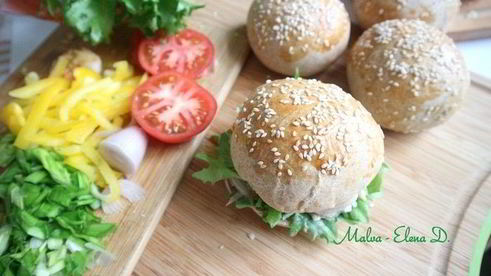 бургер с креветками и голубым сыром