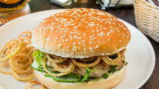 Бургер с куриной котлетой и малосольными огурчиками