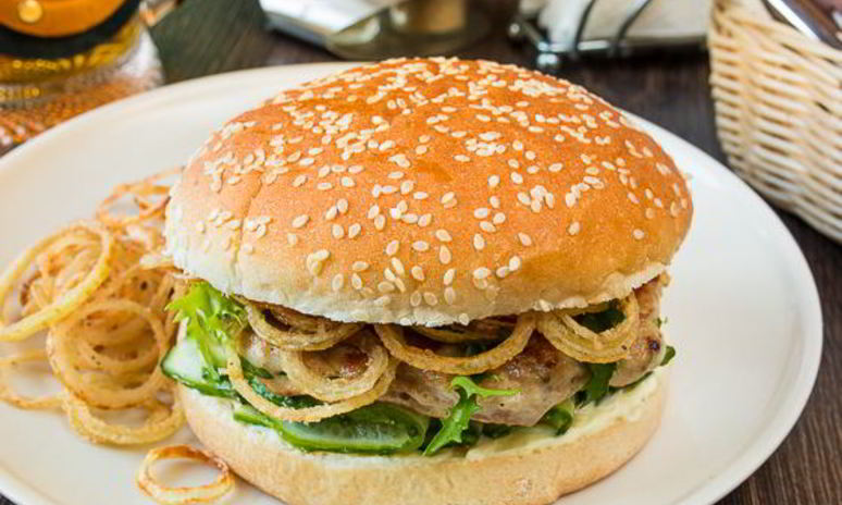 Рецепт бургера с куриной котлетой и малосольными огурчиками