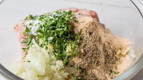 бургер с куриной котлетой и малосольными огурчиками