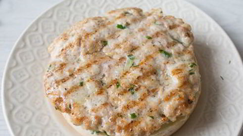 бургер с куриной котлетой и малосольными огурчиками