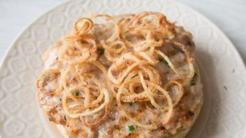 бургер с куриной котлетой и малосольными огурчиками