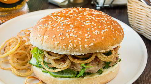 бургер с куриной котлетой и малосольными огурчиками