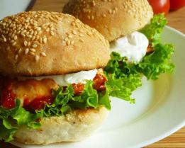 Бургер с курицей и соусом из голубого сыра