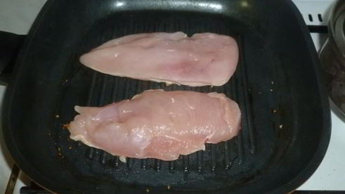 бургер с курицей и соусом из голубого сыра