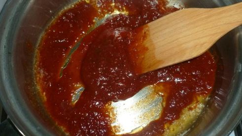 бургер с курицей и соусом из голубого сыра