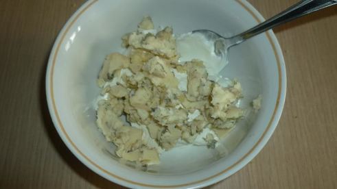 бургер с курицей и соусом из голубого сыра