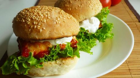бургер с курицей и соусом из голубого сыра