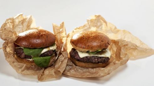 бургер с луковым конфитюром и соусом блю-чиз