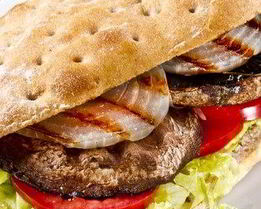 Бургеры на гриле с портобелло, розмарином и рукколой