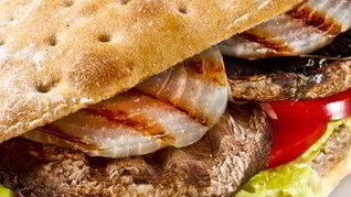 Бургеры на гриле с портобелло, розмарином и рукколой