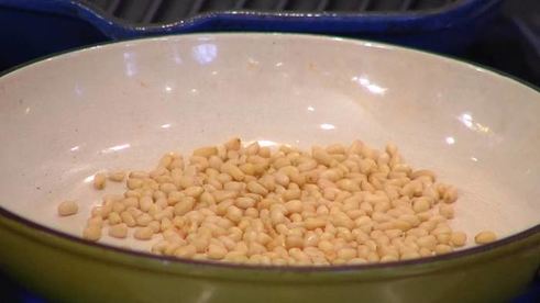 бургеры с вялеными помидорами на черных булочках