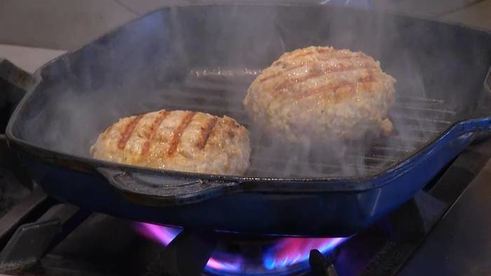 бургеры с вялеными помидорами на черных булочках