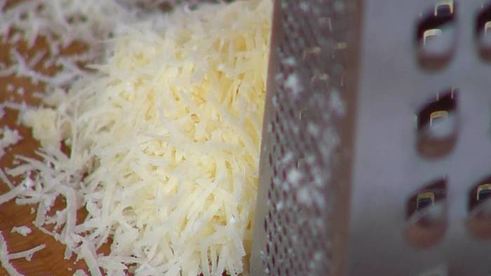 бургеры с вялеными помидорами на черных булочках