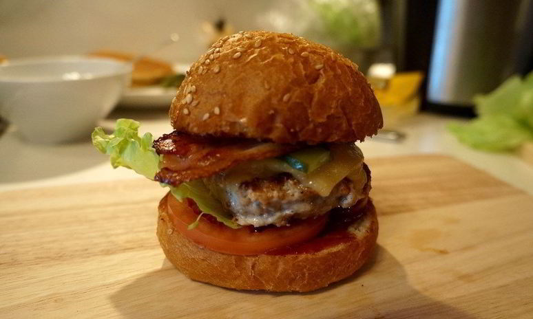 Рецепт домашнего бургера с мясной котлетой и беконом