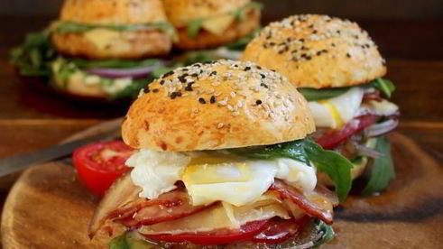 дрожжевые булочки с кунжутом для домашних бургеров