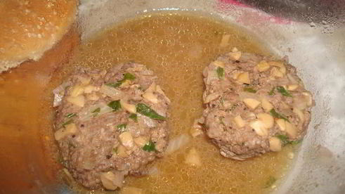 гамбургер с грибами и белым вином