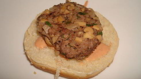 гамбургер с грибами и белым вином