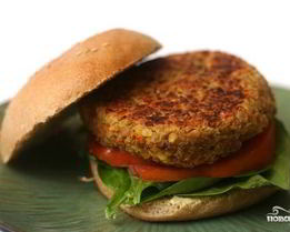 Гамбургеры с котлетами из чечевицы, овощей и сыра