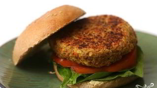 Гамбургеры с котлетами из чечевицы, овощей и сыра