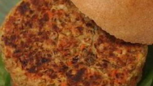 гамбургеры с котлетами из чечевицы, овощей и сыра