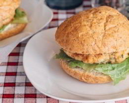 Гамбургеры с курицей, фетой и шпинатом