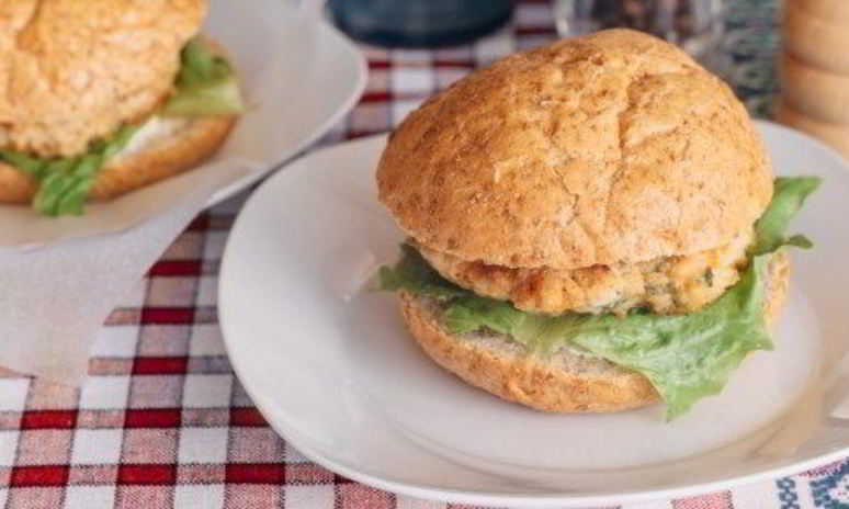 Рецепт гамбургеров с курицей, фетой и шпинатом